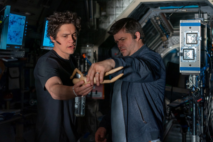 Das Regie Duo Phil Lord und Christopher Miller planen hier am Set eine Szene mit Schwerelosigkeit. (Bild: Sony Pictures)